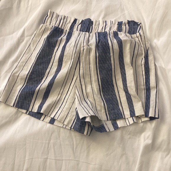 These cute striped shorts are perfect for the summer. - Picture 2 of 4